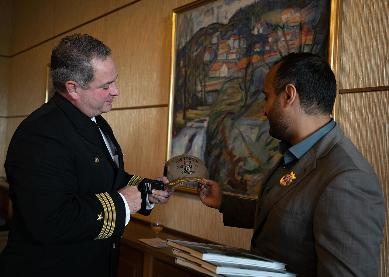 File photo: U.S. Navy Cmdr. Christopher Petro exchanges gifts with Oslo Deputy Mayor Abdullah Alsabeehg during a reception at Oslo City Hall on May 23, 2022. Illustrative context; not a photograph of the reported event.