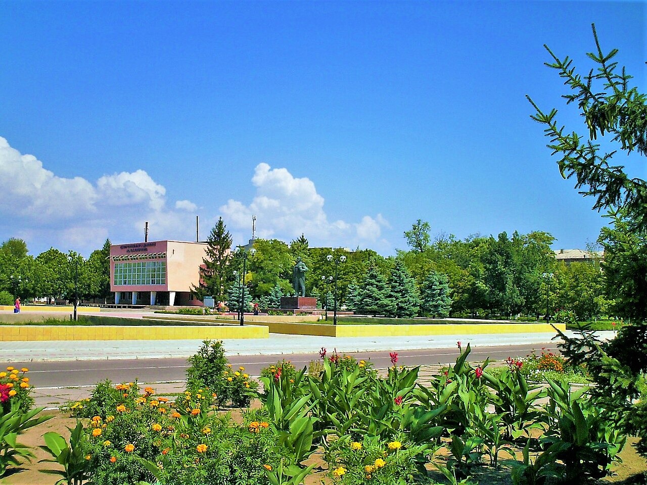 File photo: Oleshky's central square, photographed in October 2021. Illustrative context; not a photograph of the reported event.